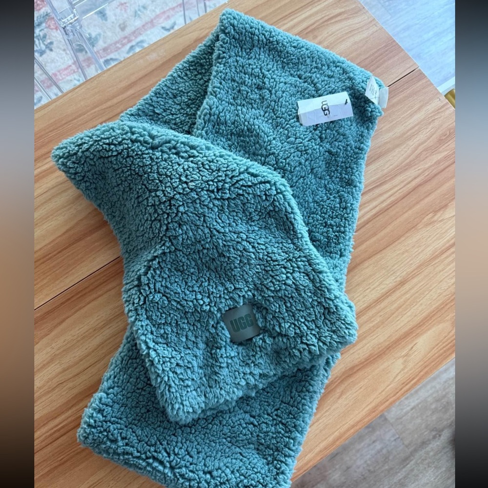 UGG Women's Oversized Fleece Logo-Patch Scarf BLUE/GREEN